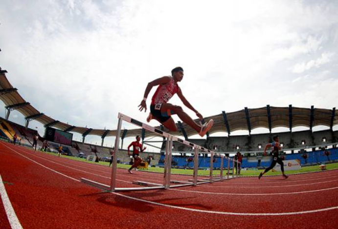 Muhammad Fakrul (dua, kanan) sedang berlumba dalam acara separuh akhir 400 meter (m) lari berpagar lelaki pada SUKMA 2024 Sarawak di Stadium Sarawak hari ini.