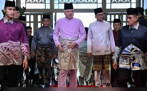 Sultan Nazrin Shah (tengah) berkenan mempengerusikan Mesyuarat Majlis Kebangsaan Bagi Hal Ehwal Islam Malaysia ke-72 hari ini, dengan kehadiran Perdana Menteri Anwar Ibrahim.