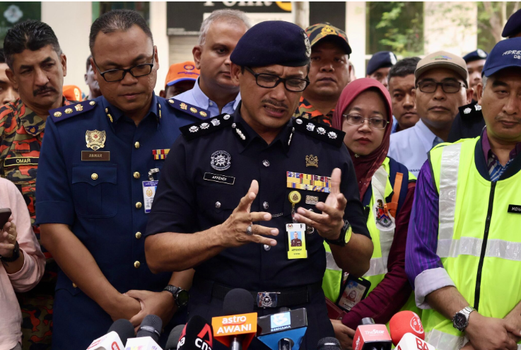 Sulizmie Affendy menjelaskan bahawa teknik tersebut digunakan setelah pasukan SAR mengesan adanya objek keras yang tersangkut di dalam lurang kumbahan berkenaan.