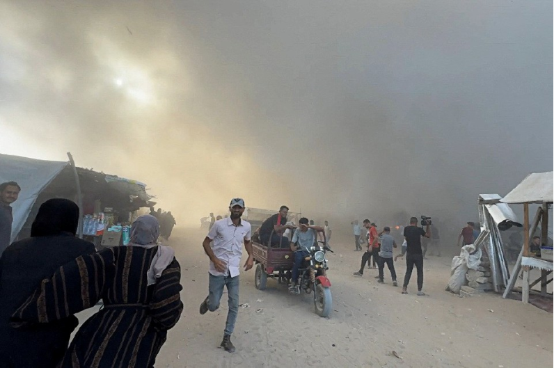 Pasukan pendudukan Israel menyerang Hospital Syuhada Al-Aqsa dengan mengebom beberapa khemah yang menempatkan orang yang dipindahkan.