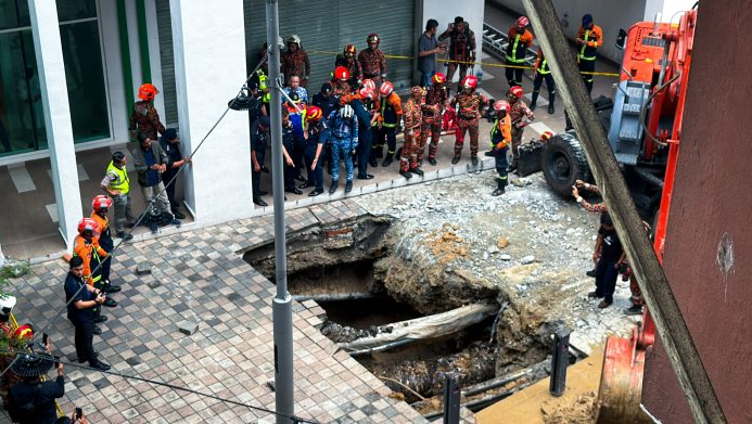 Anggota bomba dan Angkatan Pertahanan Awam Malaysia terus aktif dalam operasi mencari dan menyelamat warga India yang terjejas akibat insiden tanah menurun di Jalan Masjid India