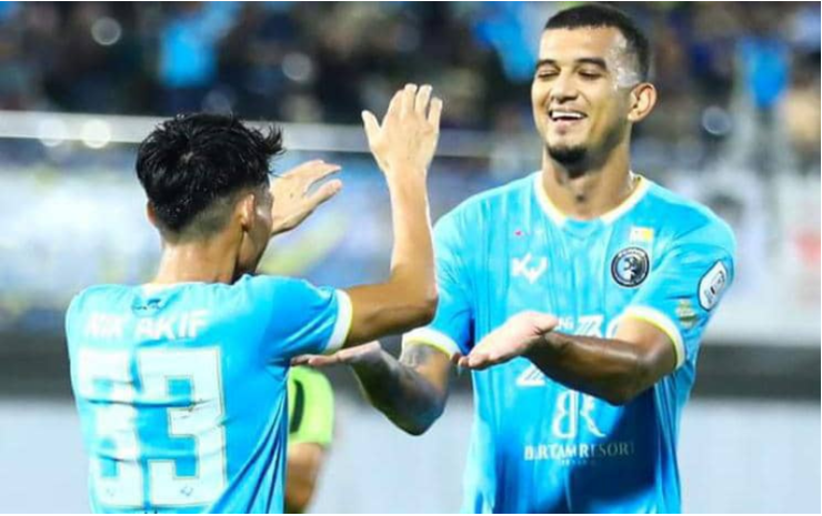 Rodrigo (kanan) menjaringkan gol pembuka untuk Penang FC ketika melawan KDN FC di Stadium Bandaraya malam tadi.