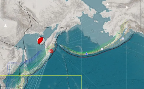 EMERCOM melaporkan bahawa gempa pertama dirasakan di seluruh kawasan bandar Petropavlovsk-Kamchatskiy.