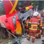 Anggota bomba menjalankan operasi menyelamat mangsa kemalangan melibatkan sebuah bas dan motosikal di Kampung Kelanang, Taman Dawai Banting pada Rabu.