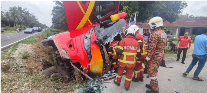 Anggota bomba menjalankan operasi menyelamat mangsa kemalangan melibatkan sebuah bas dan motosikal di Kampung Kelanang, Taman Dawai Banting pada Rabu.