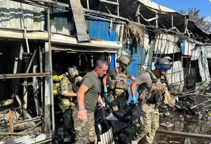 Penyelamat mengeluarkan mangsa dari serangan yang berlaku di sebuah institusi pendidikan dan hospital di Poltava