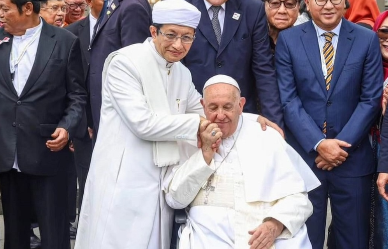 Detik viral tersebut dirakam ketika mereka meninggalkan Masjid Istiqlal