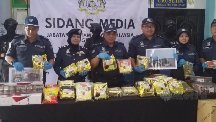 Ismail (tengah) mempamerkan dadah jenis syabu seberat 73.319 kilogram (kg) dengan nilai RM2.34 juta yang telah dirampas, semasa sidang media di Pejabat Cawangan Penguatkuasaan Padang Besar hari ini.