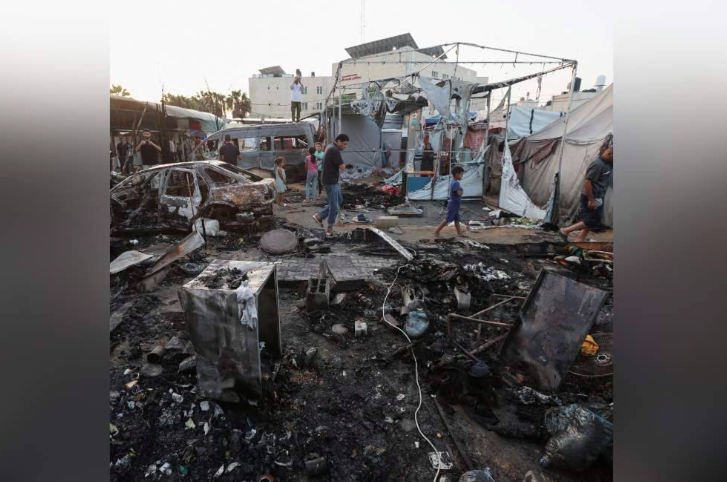 Empat orang terbunuh dan 40 yang lain cedera apabila pesawat tempur Israel menyerang halaman hospital di pusat bandar Deir al-Balah, membakar 30 khemah tempat orang ramai sedang tidur. Foto Agensi