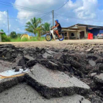 Isu kerosakan jalan kerap menyumbang kepada berlakunya kemalangan maut. Foto hiasan