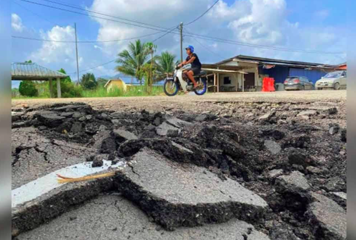 Isu kerosakan jalan kerap menyumbang kepada berlakunya kemalangan maut. Foto hiasan