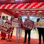 Jessica (tiga dari kiri) bersama delegasi syarikat merasmikan pembukaan Eco-Shop ke-300 di NU Sentral sempena ulang tahun syarikat ke-21, pada Khamis.