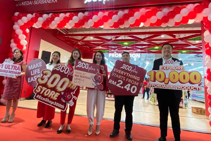 Jessica (tiga dari kiri) bersama delegasi syarikat merasmikan pembukaan Eco-Shop ke-300 di NU Sentral sempena ulang tahun syarikat ke-21, pada Khamis.