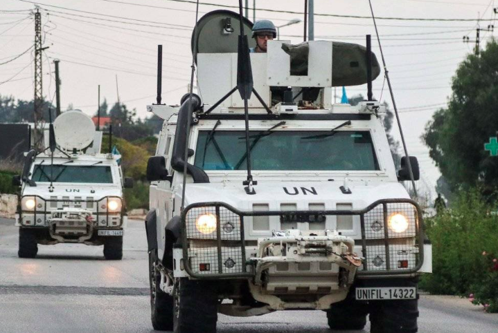 Kenderaan Pasukan Interim Pertubuhan Bangsa-Bangsa Bersatu di Lubnan (UNIFIL) meronda di Marjeyoun di selatan Lubnan di tengah-tengah perang berterusan antara Hizbullah dan Israel. Foto AFP