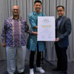 Zubir Khan terima Anugerah Muhibbah