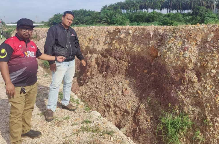 Tembok Rekah: "Keadaan tembok konkrit yang mula retak dan merekah di tebing Sungai Selangor.