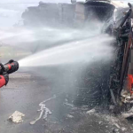 Anggota Bomba Bertugas: "Anggota bomba bertungkus-lumus memadamkan kebakaran tiga kenderaan di Pasir Penambang.