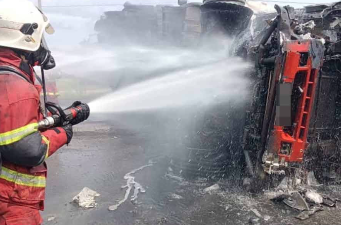 Anggota Bomba Bertugas: "Anggota bomba bertungkus-lumus memadamkan kebakaran tiga kenderaan di Pasir Penambang.