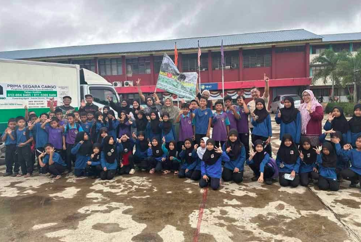 embersihan Sekolah: "Skuad sukarelawan membersihkan kawasan Sekolah Kebangsaan Bakung yang terjejas akibat banjir."