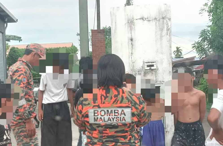 Pasukan Bomba: "Pasukan Bomba Putatan yang tiba di lokasi untuk melakukan pemeriksaan selepas kejadian."